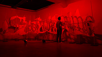 Détail de l'art lumineux représentant des failles numériques sur la sculpture CAPTCHA dans l'installation GAFA GATE